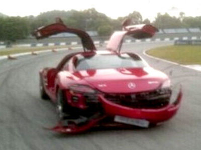 Δημοσιογράφος διέλυσε Mercedes SLS AMG